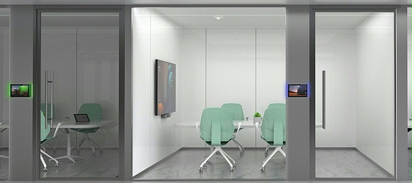 2、远距离查看会议室的空闲状态，快速定位目标会议室-亿联 RoomPanel Plus E2 10.1英寸大触控屏幕的会议室电子门牌