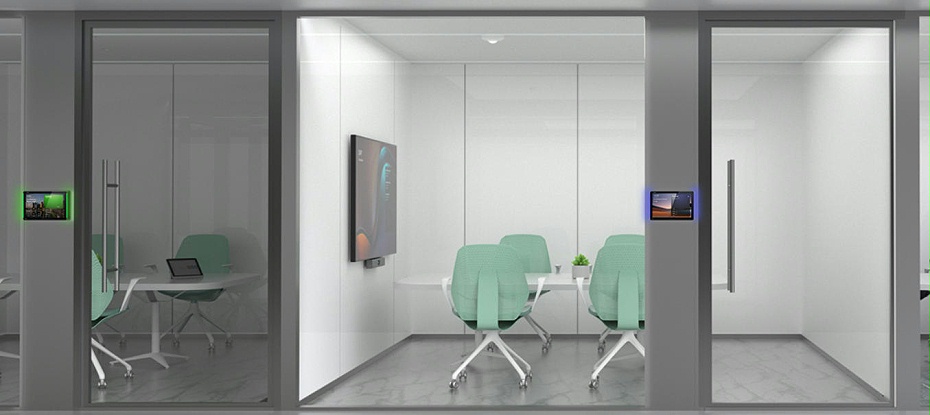 2、远距离查看会议室的空闲状态，快速定位目标会议室-亿联 RoomPanel Plus E2 10.1英寸大触控屏幕的会议室电子门牌